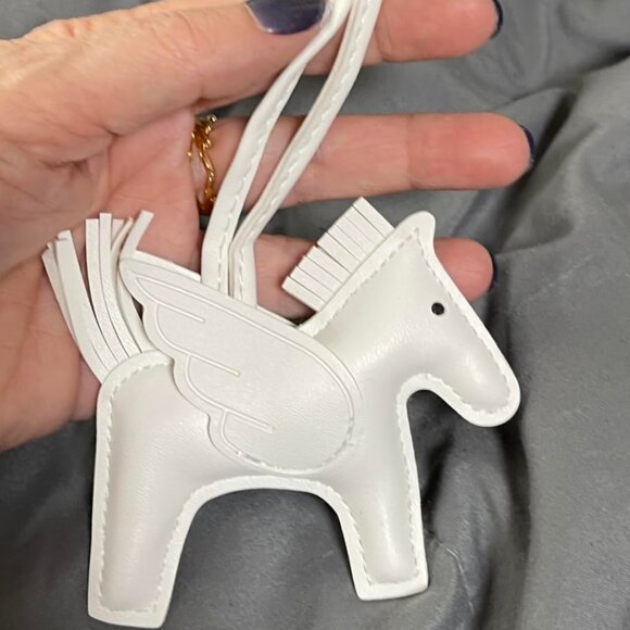 Neiman Marcus White Vegan Leather Bucket Purse - Picture 7 of 7